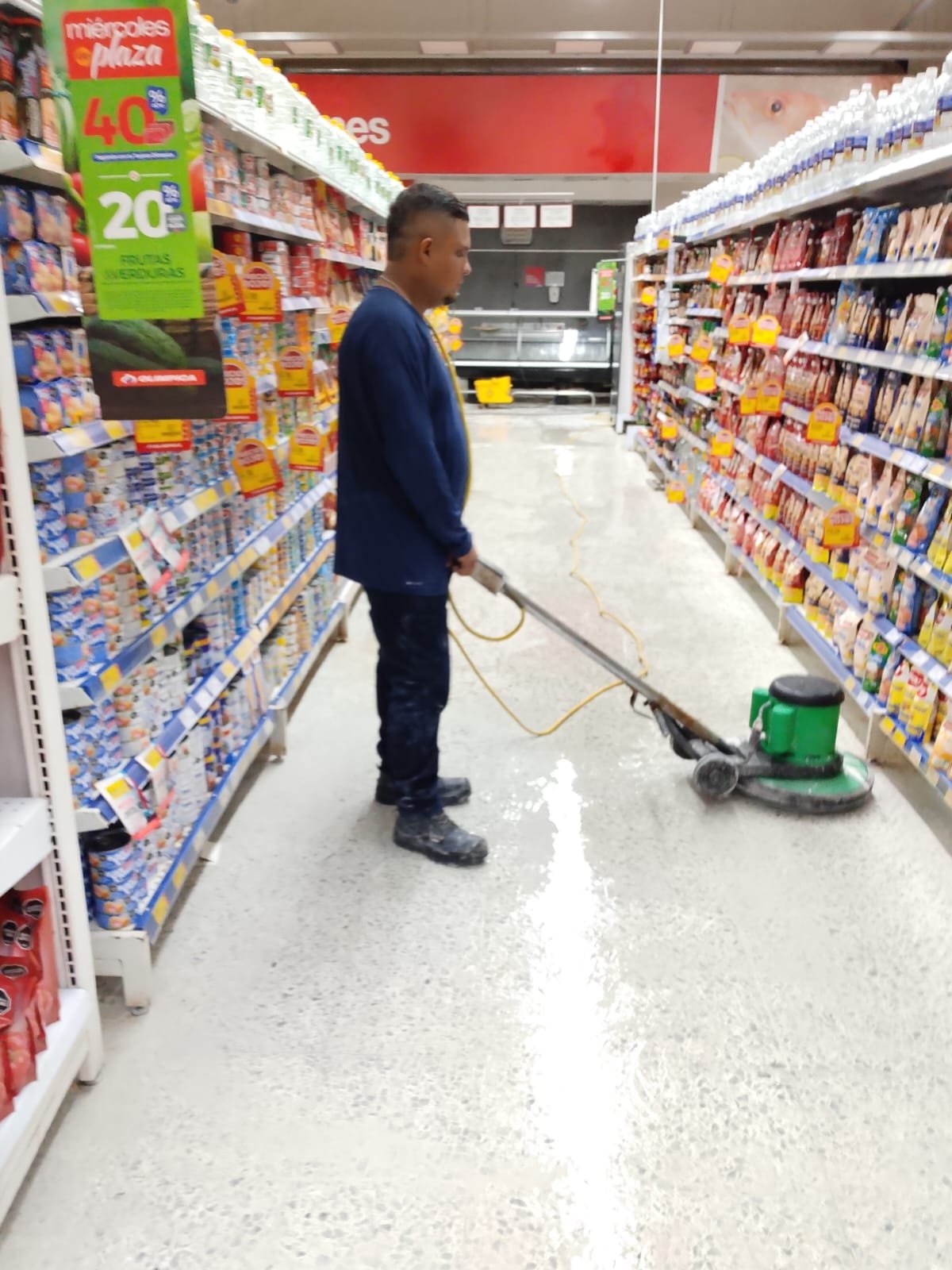 Aseo de superficies realizado en el interior de una instalación