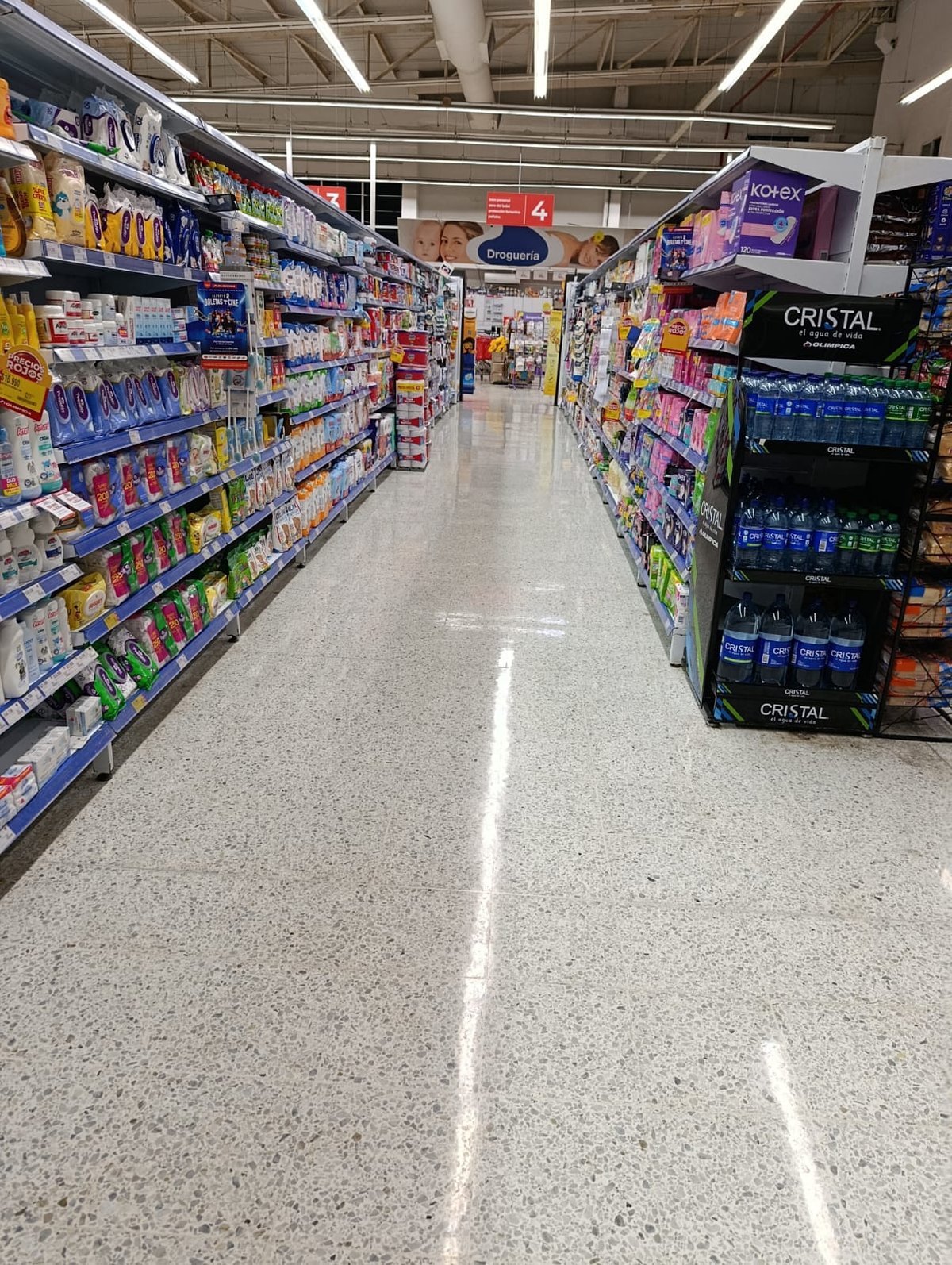 Superficie de piso limpiada en un pasillo de comercio