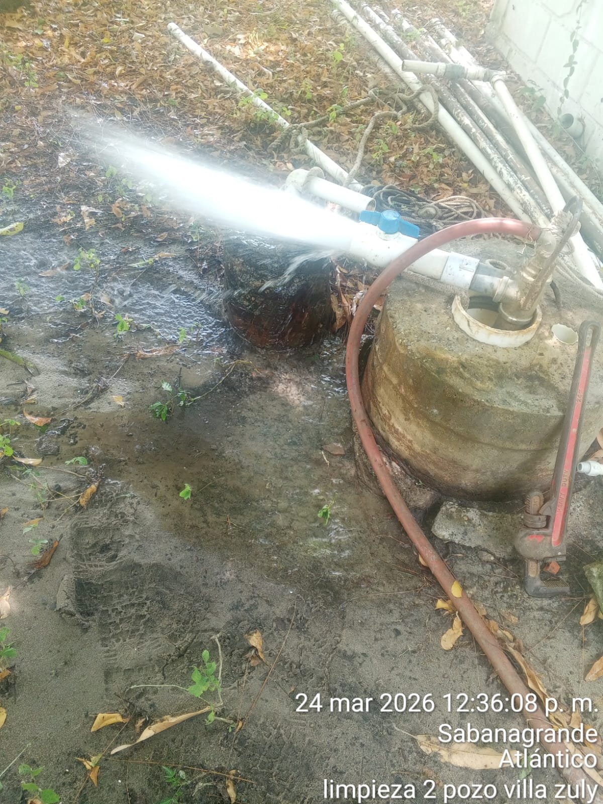 Operario realiza succión de aguas residuales en un punto de la instalación